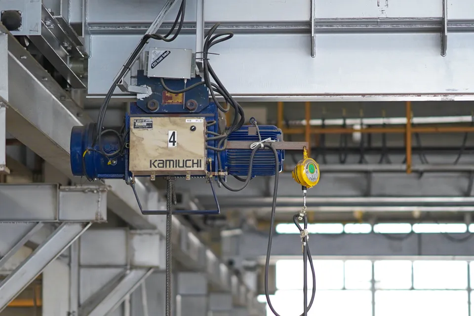 ホイストクレーンの写真 滋賀県で工場の製造ライン 新設 増設 修理は 一級建築士事務所 目片鉄工株式会社