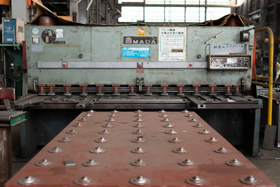 シャーリングの写真 滋賀県で工場の製造ライン 新設 増設 修理は 一級建築士事務所 目片鉄工株式会社