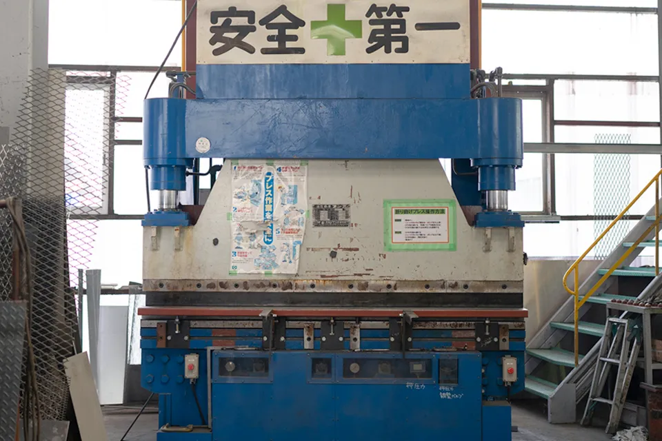 曲板機の写真 滋賀県で工場の製造ライン 新設 増設 修理は 一級建築士事務所 目片鉄工株式会社